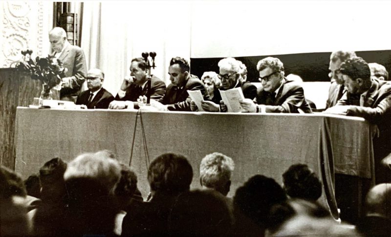 2.06.1965 год. Президиум на выпускном вечере слушателей КНУТП. Постановление по университету в связи с окончанием учебного года читает проректор проф Орловский А. В. (4в)